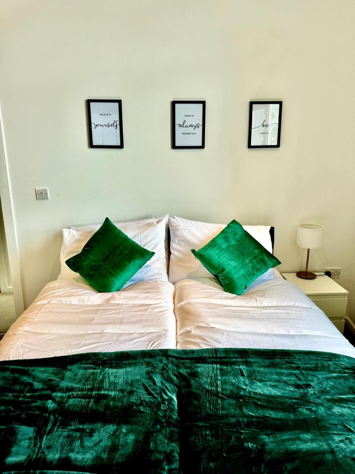 Three Bedroom House By Peacegrove Homes Short Lets & Serviced Accommodation Brighton With Free Wifi & Pet Friendly Exterior photo