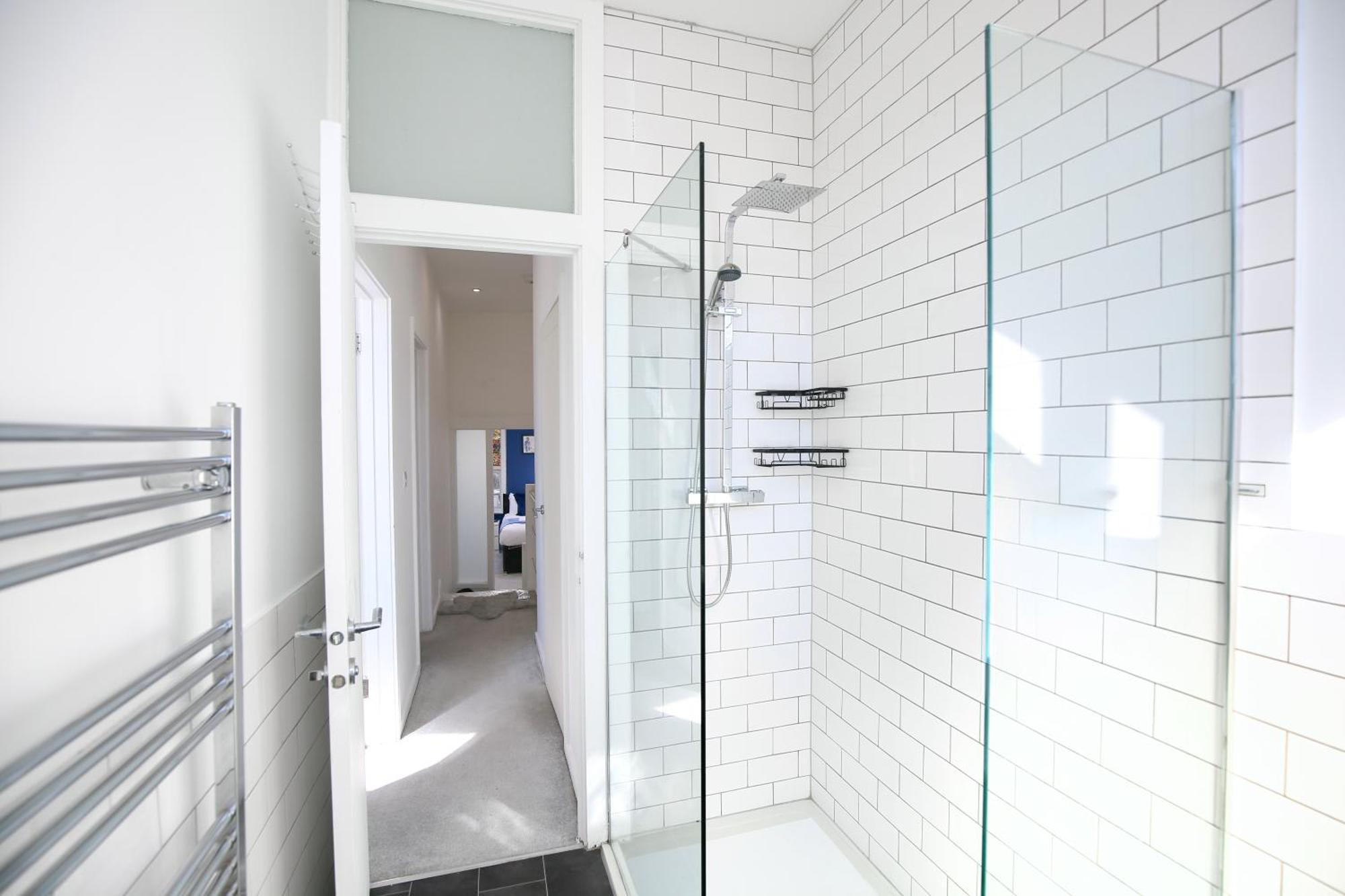 Three Bedroom House By Peacegrove Homes Short Lets & Serviced Accommodation Brighton With Free Wifi & Pet Friendly Exterior photo