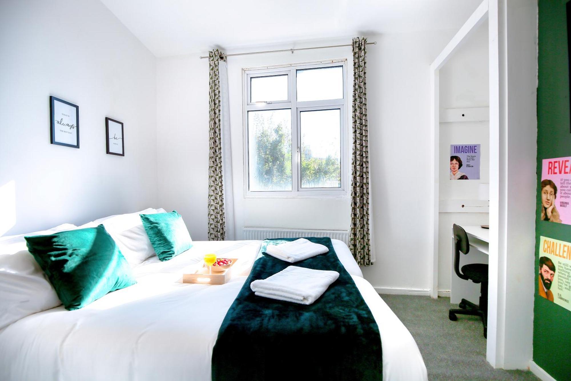Three Bedroom House By Peacegrove Homes Short Lets & Serviced Accommodation Brighton With Free Wifi & Pet Friendly Exterior photo
